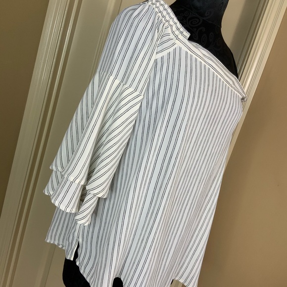 LOFT Tops - Ruffle Sleeve Loft Flair Sleeves Stripe Top Cold Shoulder M #L1